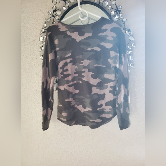 Camo Women long sleeve top EUC Size M - Picture 3 of 3